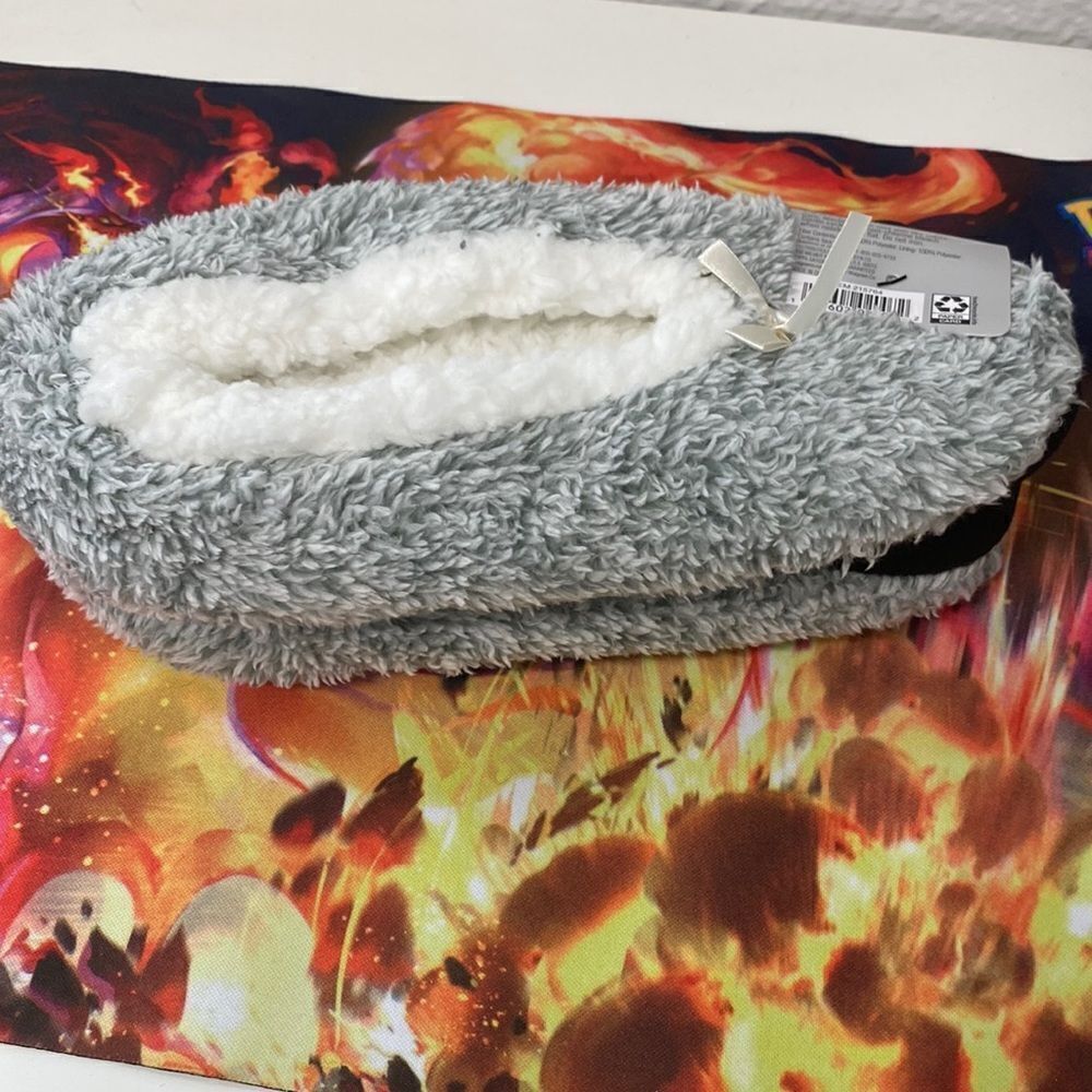Women’s Fuzzy slippers sock size 7-8 100% polyester new color gray and white